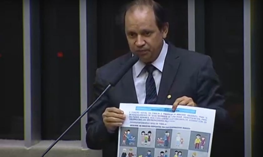 Deputado Eli Borges denunciou material escolar com ideologia de gênero. (Foto: Captura de tela/YouTube)