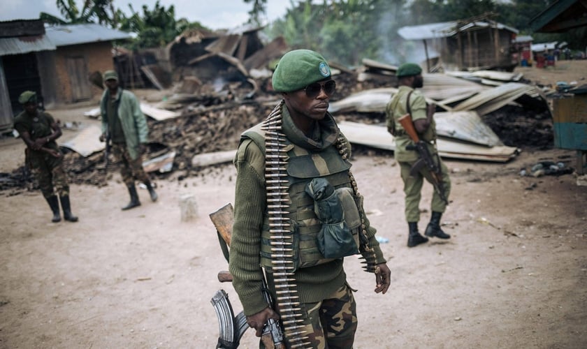 Pelo menos 22 pessoas morreram, incluindo crianças, em ataque de extremistas islâmicos, na RDC, em maio de 2021. (Foto: AFP/Alexis Huguet)