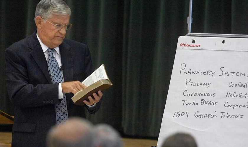 Jim Martin fala sobre ciência e religião para uma classe da escola dominical na Igreja Presbiteriana Covenant. (Foto: Reprodução / The Charlotte Observer)