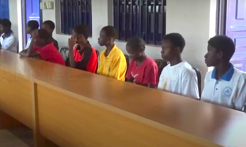 Uma imagem de alguns dos alunos libertados nas instalações da Escola de Ensino Médio Betel Batista em Kaduna. (Foto: Reprodução / Canais de TV)