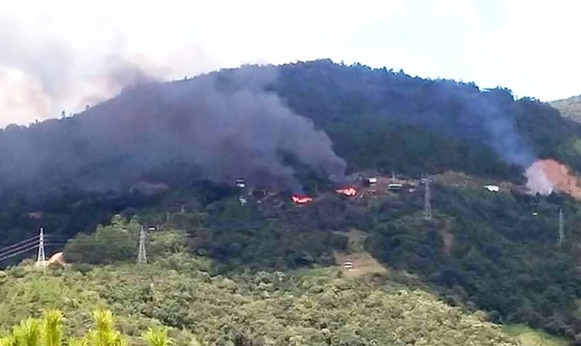 Incêndio destrói edifícios na vila de Rialti, no estado de Chin. (Foto: Chin News Journal).