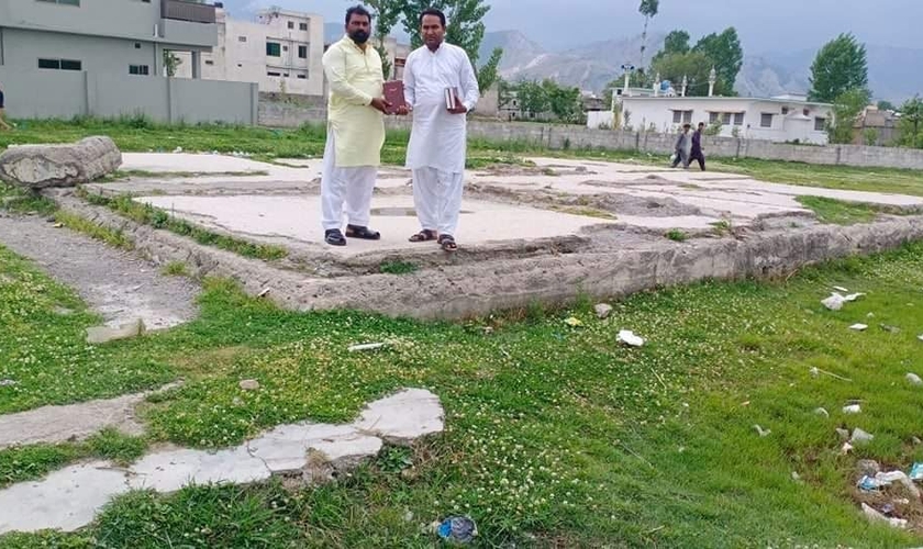Muçulmanos do complexo de Abbottabad ganham Bíblias. (Foto: Reprodução / MNN Online)
