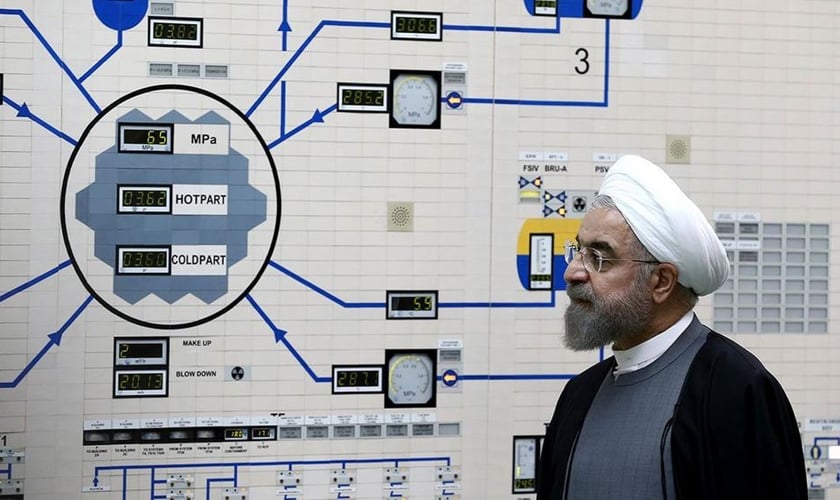 O presidente iraniano, Hassan Rouhani, visita a usina nuclear de Bushehr. (Foto AP)