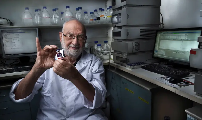  O israelense Yechezkel Barenholz com uma injeção lipossomal de doxorrubicina-HCI. (Foto: Yoav Dudkevitch).