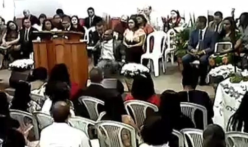 LEGENDA: Pastor tem passa mal e cai durante culto. (Foto: Reprodução / YouTube)