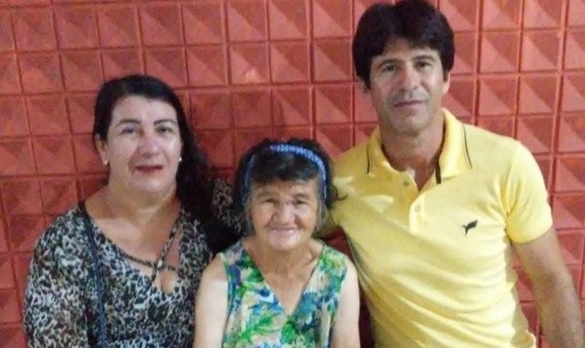 Dona Otília e família, reencontro após 45 anos. (Foto: Ney Silva / Acorda Cidade)