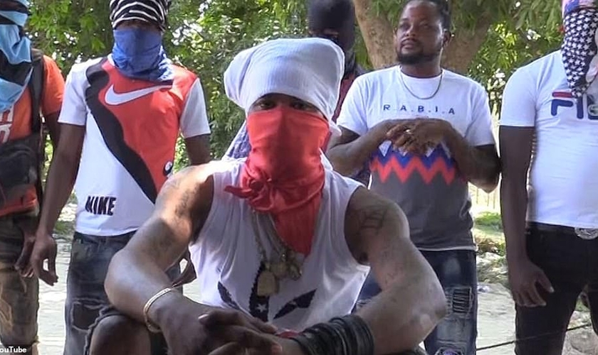 Em vídeo postado numa rede social, a gangue exigiu que o resgate de 95 milhões de reais fosse pago.  Foto: (Reprodução/YouTube).