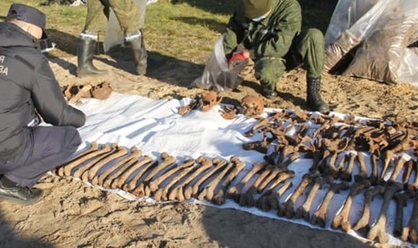 Ossos de vítimas encontrados em vala comum, em Luninets, Bielo-Rússia. (Foto: Bielorrússia 1/Ynet News)