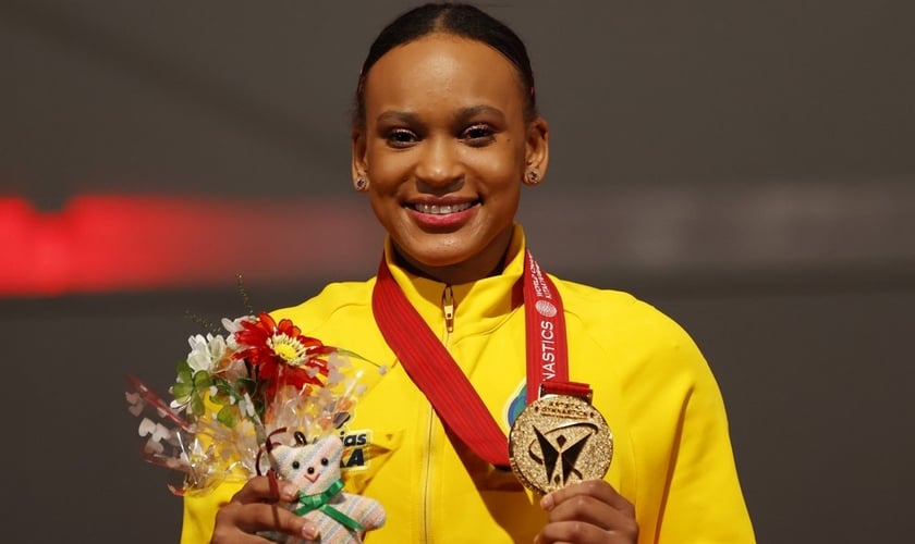 Rebeca Andrade com a medalha de ouro do Mundial de Ginástica. (Foto: Reuters/Kim Kyung-Hoon)