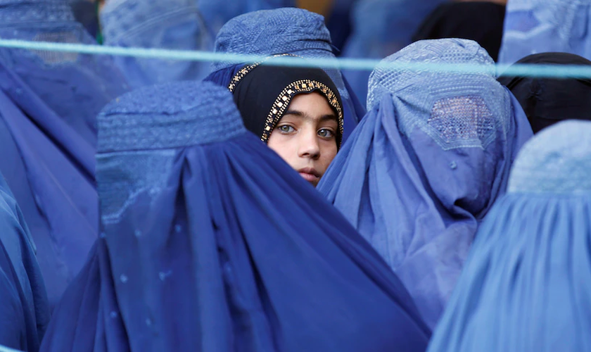 Milhares de afegãos desejam abandonar o islã e mulheres são maioria. (Foto: Reuters)
