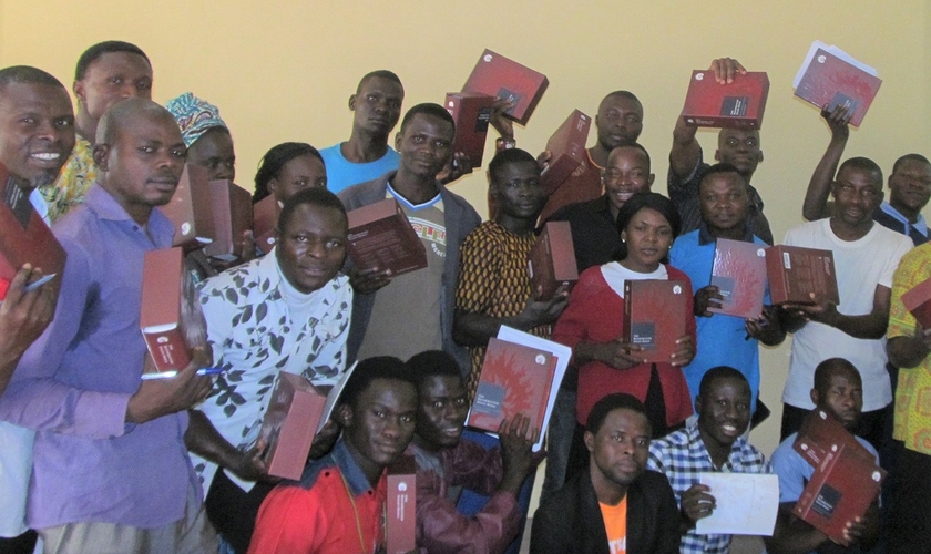 A campanha Ligonier Ministries vai doar Bíblias para 10 países africanos. (Foto: Ligonier Ministries).