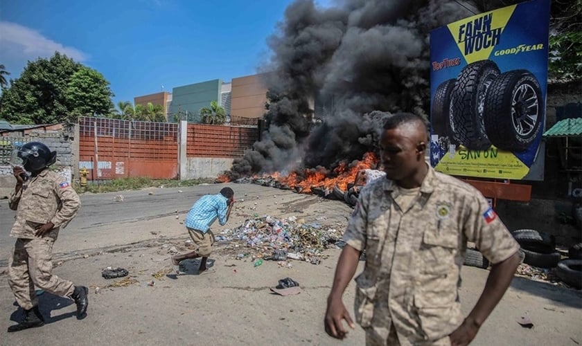 Pneus são queimados após chamada para uma greve geral de várias associações profissionais e empresas para denunciar a insegurança em Porto Príncipe. (Foto: Richard Pierrin / AFP via Getty Images)