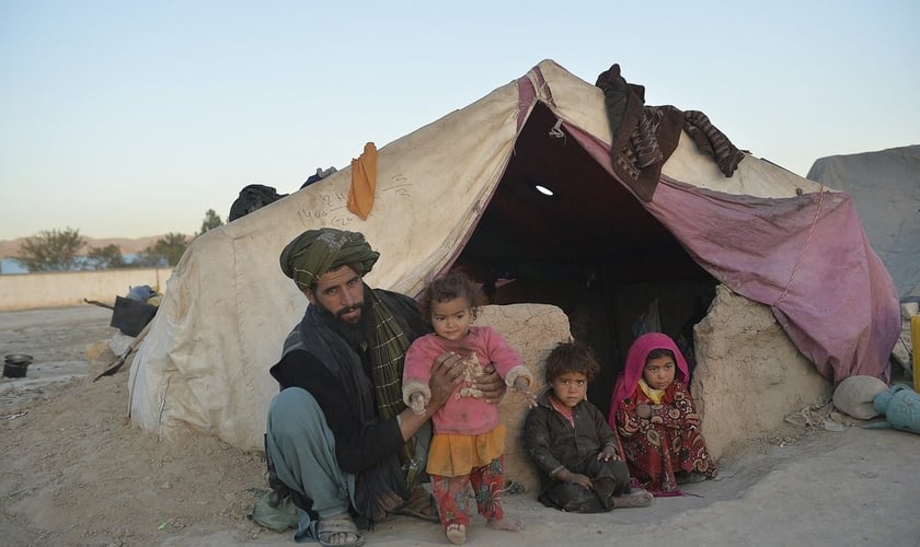 Farishteh (à direita) e Shokriya (nos braços do pai) foram vendidas às famílias de seus futuros maridos no Afeganistão, em 14 de outubro de 2021. (Foto: Hoshang Hashimi/AFP)