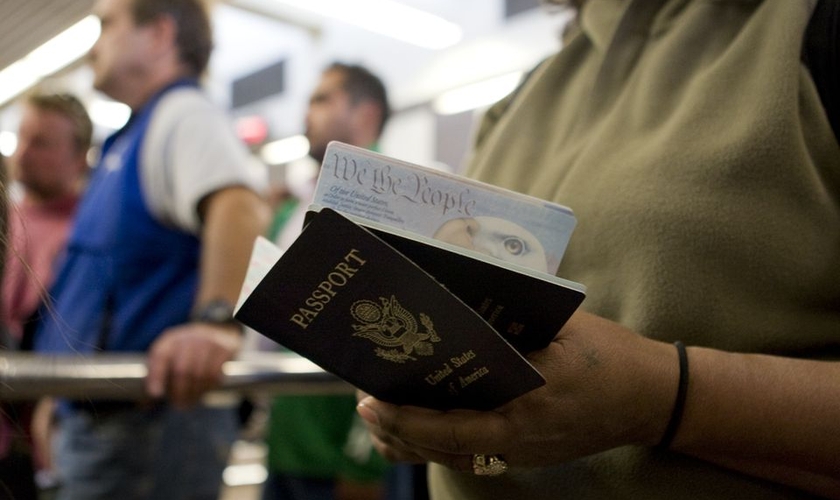 O novo passaporte americano oferece a opção neutra para pessoas não binárias. (Foto: REUTERS/Fred Greaves).