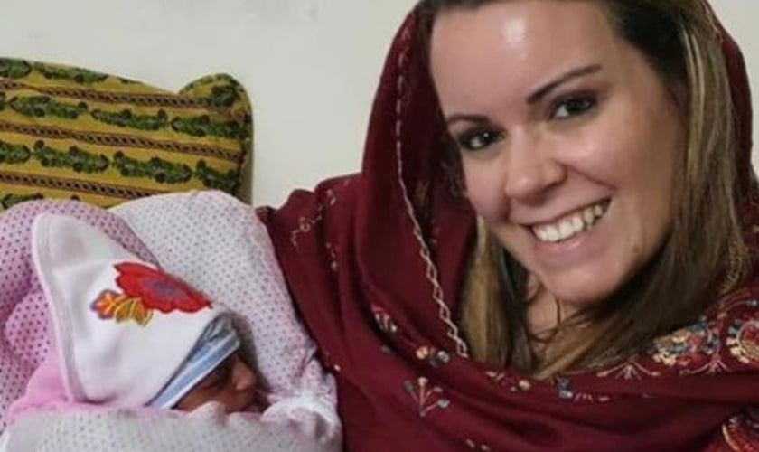 Becky Murray com a pequena Sarah, filha de mulher resgatada no Paquistão. (Foto: Reprodução / Instagram)