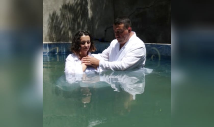 Gayane recebeu Jesus e foi batizada. (Foto: Bible League Internacional).