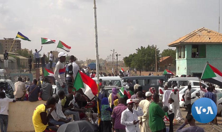 Manifestantes sudaneses se reúnem em frente a prédios do governo em Cartum. (Foto: Reprodução / VOA / Creative Commons)