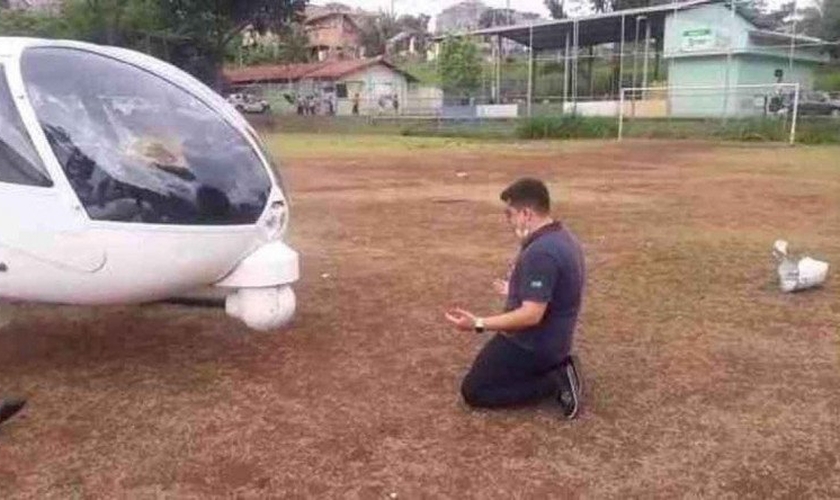 O piloto Dudu Barbatti se ajoelhou em frente a aeronave e fez uma oração. (Foto: Reprodução/Twitter).