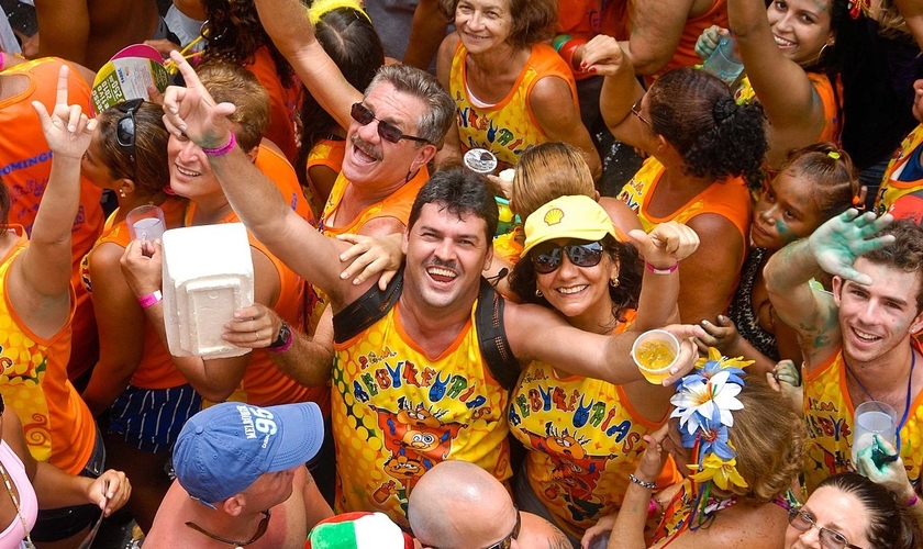 Foliões participam de carnaval de rua. (Foto: Passarinho / Pref. Olinda / Creative Commons)