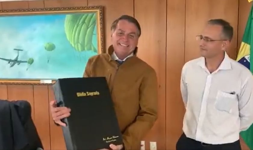 Presidente Jair Bolsonaro com a Bíblia escrita à mão. (Foto: Captura de tela/Twitter)