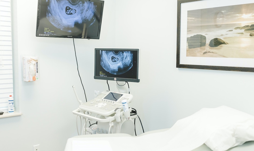 Sala de ultrassonografia em centro de gravidez. (Foto: Reprodução / ERLC)