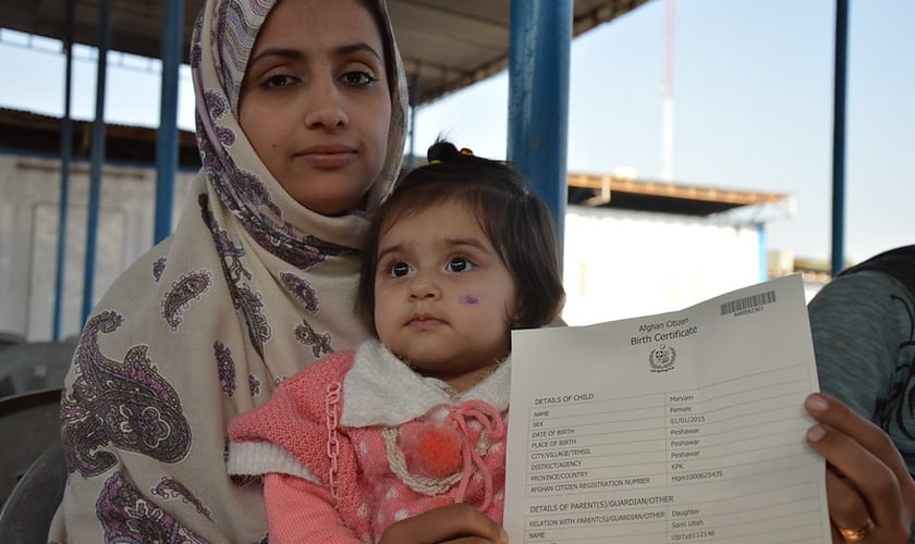 Refugiados afegãos com documentos de proteção. (Foto: European Union/ECHO/Pierre Prakash)