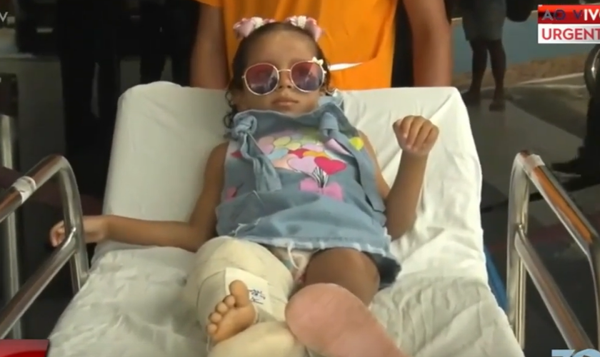 Maria Clara ao receber alta do hospital. (Foto: Reprodução / YouTube TV Tambaú)