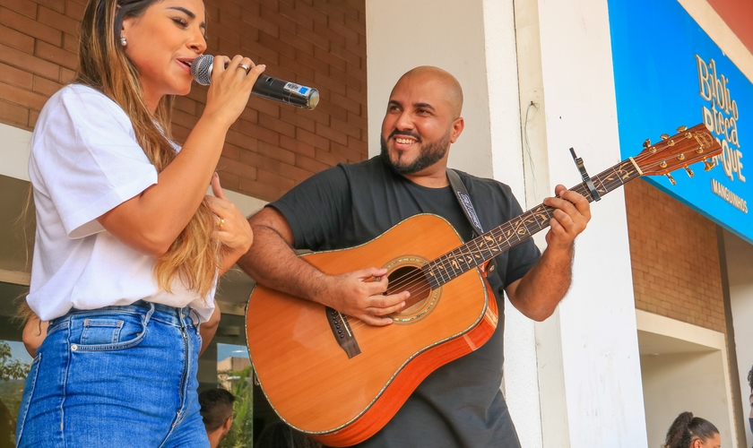Gabriela Rocha levou música para os moradores de Manguinhos. (Foto: Gleice Kelly)