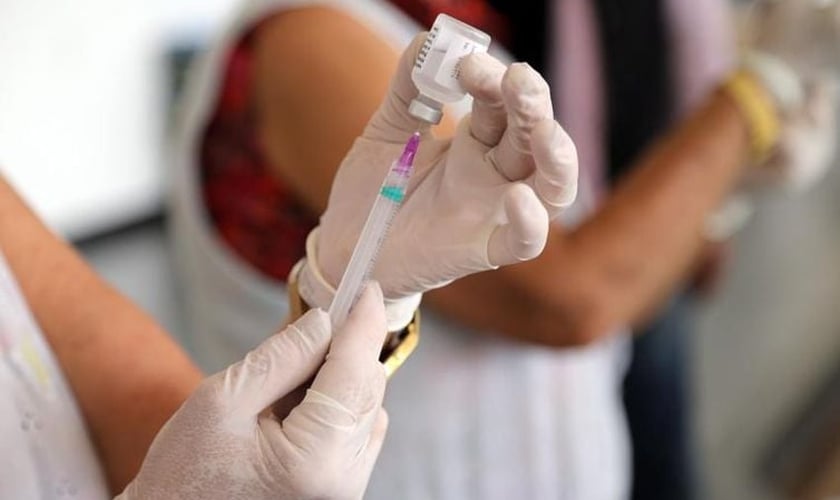 Momento da vacinação. (Foto: Distribuição/Agência Brasil)