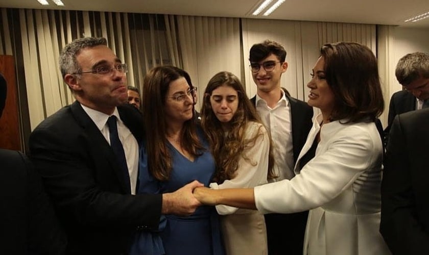 Nas redes sociais, a primeira-dama do Brasil comemorou a aprovação de André Mendonça. (Foto: Instagram/Michelle Bolsonaro). 