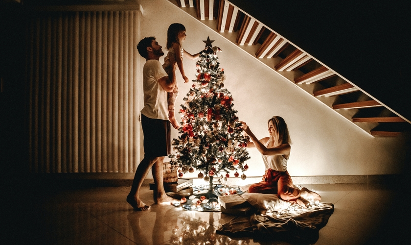 Família montando árvore de Natal. (Foto: Jonathan Borba/Unsplash)