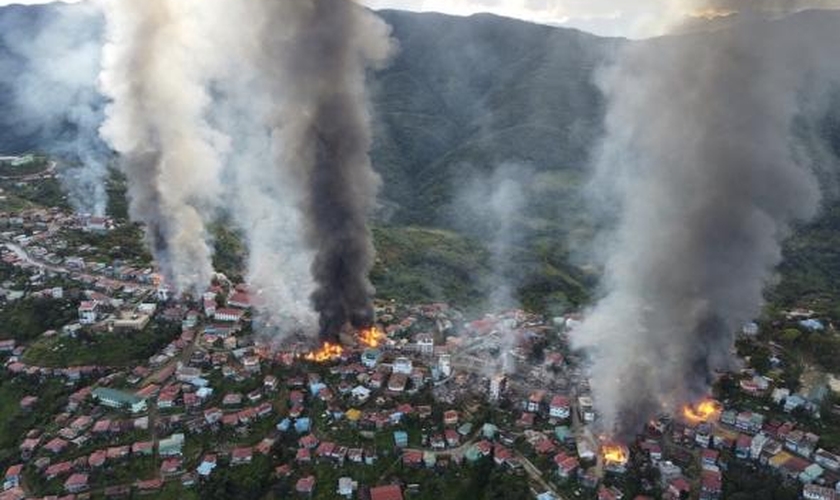 Incêndios causados ​​por um ataque de artilharia das tropas militares na cidade de Thantlang, no estado de Chin. (Foto: Chinland Post).