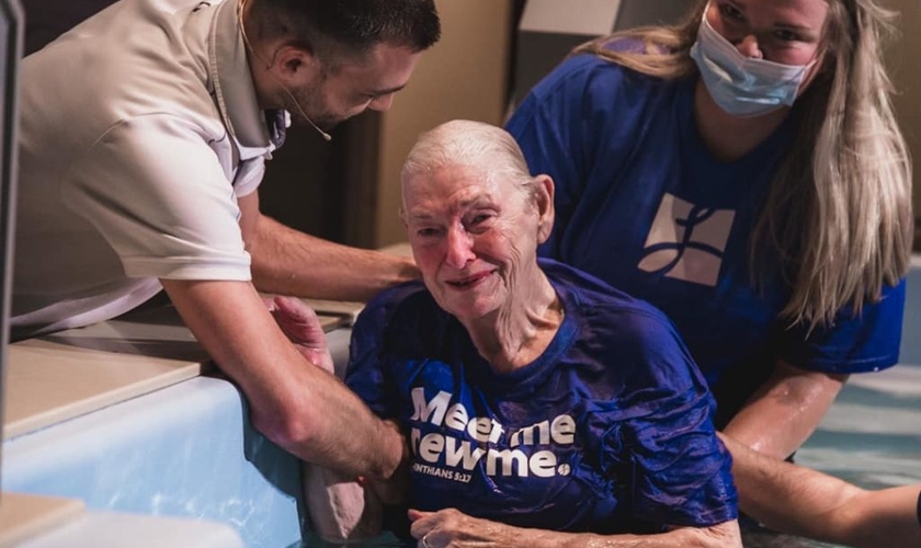A Sra. Joy Stamey chora após ser batizada, aos 86 anos. (Foto: Reprodução / BP Press)