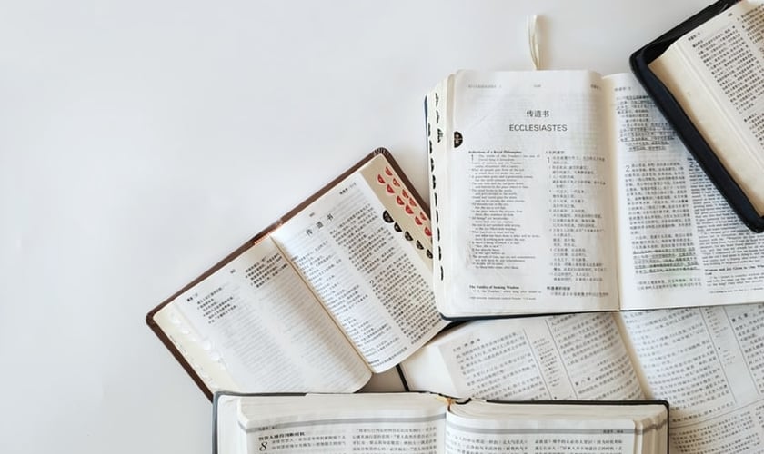Bíblias abertas. (Foto: Chris Liu/Unsplash)