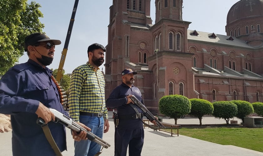  Wiliam Arif Khan e guardas de segurança na Catedral do Sagrado Coração no Paquistão, durante a Páscoa de 2021. (Foto: Aid to the Church in Need).