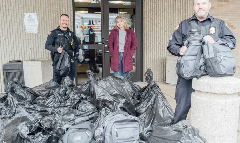 A LifePoint Church doou 200 mochilas com suprimentos para os sem-teto aos departamentos de polícia. (Foto: Matt Whitacre).
