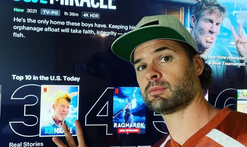 Chris Dowling comemorando o 3º lugar de “Milagre Azul” no ranking dos filmes mais assistidos na Netflix. (Foto: Reprodução / Instagram Chris Dowling)