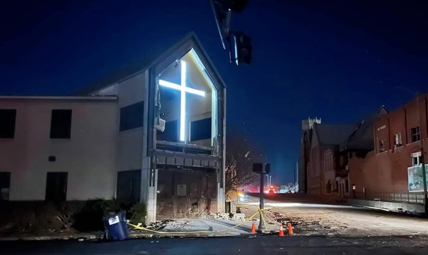 Fachada da Primeira Igreja Batista, em Mayfield, após a passagem do tornado. (Foto: Reprodução/Wes Fowler/Instagram)