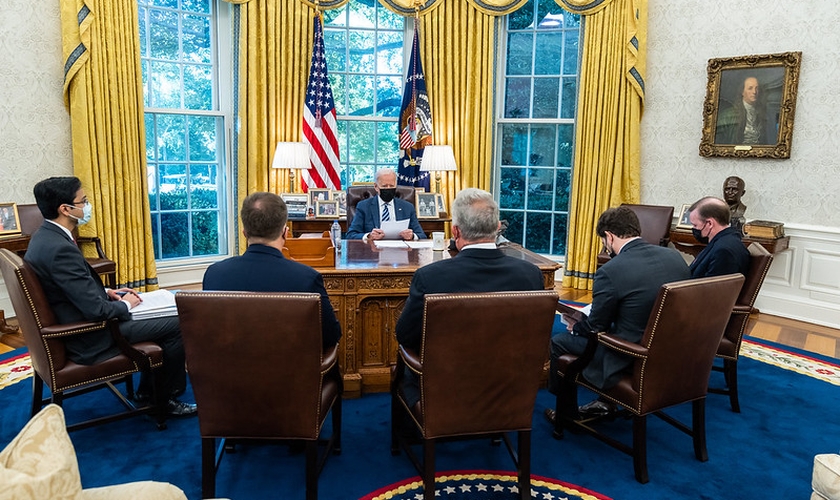 Joe Biden com sua equipe de Segurança Nacional sobre a China, no Salão Oval. (Foto: Casa Branca/Adam Schultz)