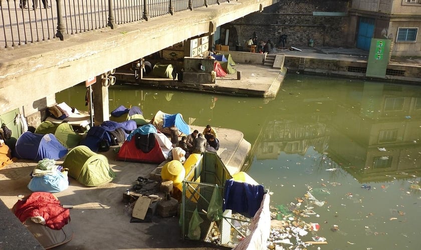 Sem ter onde viver, muitos refugiados afegãos que fugiram para França, estão vivendo no Canal Saint Martin, embaixo de uma ponte. (Foto: Wikimedia Commons)