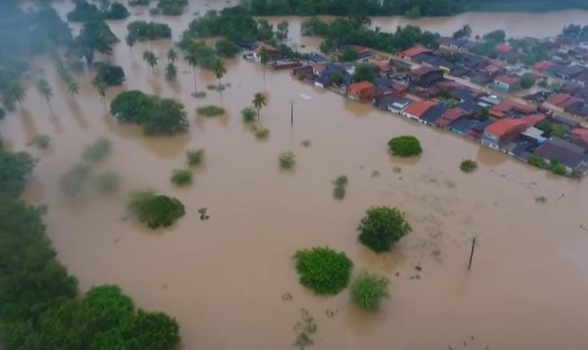 Imagem aérea de cidades alagadas na Bahia. (Foto: Captura de tela/YouTube/CNN Brasil)