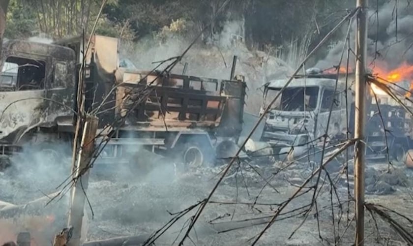 Fotos postadas nas redes sociais mostraram dois caminhões e um carro incendiados em uma estrada no município de Hpruso, no estado de Kayah, com corpos dentro. (Foto: Captura de tela/YouTube/France 24)