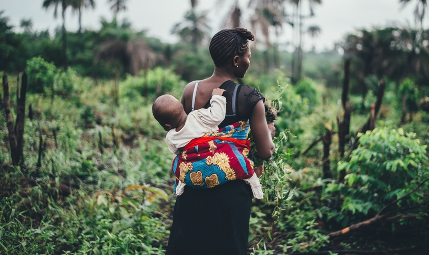 Imagem ilustrativa: Mulher com uma criança, Uganda. (Foto de PXHere).