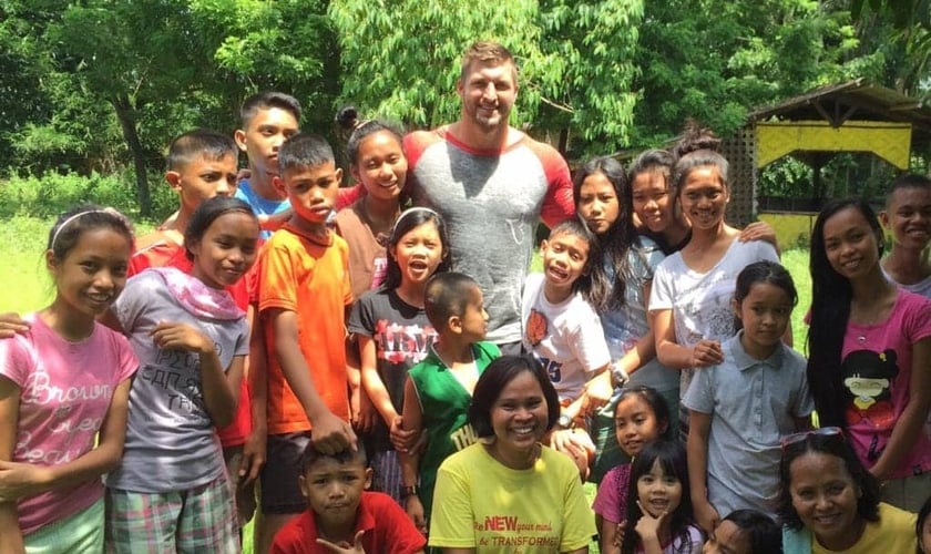 O ex-astro da NFL criou uma fundação e um hospital nas Filipinas. (Foto: Tim Tebow)