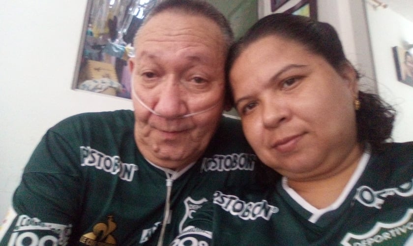 Víctor Escobar Prado, de 60 anos, deve ser primeiro caso de eutanásia para paciente não terminal na Colômbia. (Foto: Reprodução / Twitter/VictorEscobarYDiana)