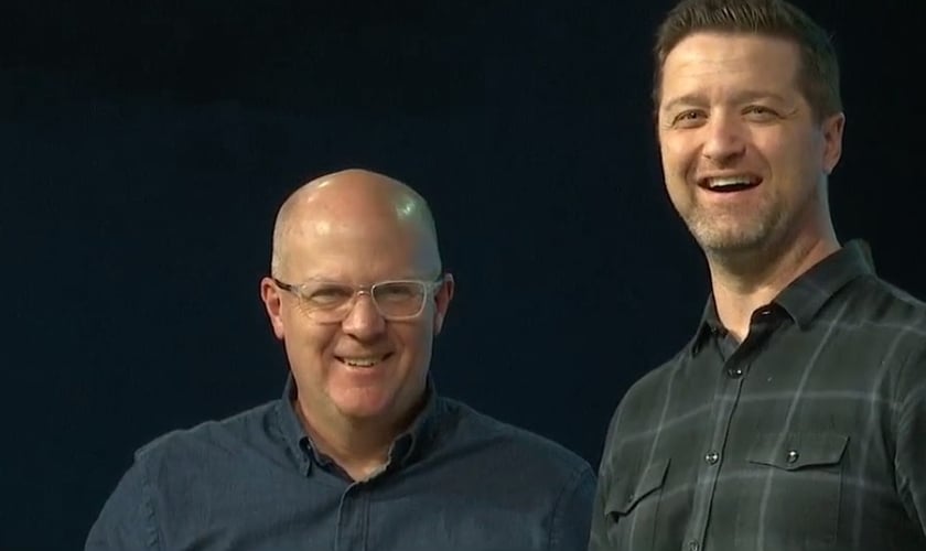 Pastores Randall Reece (à esquerda) e Jason Goins (à direita). (Foto: Captura de tela/Fox8)