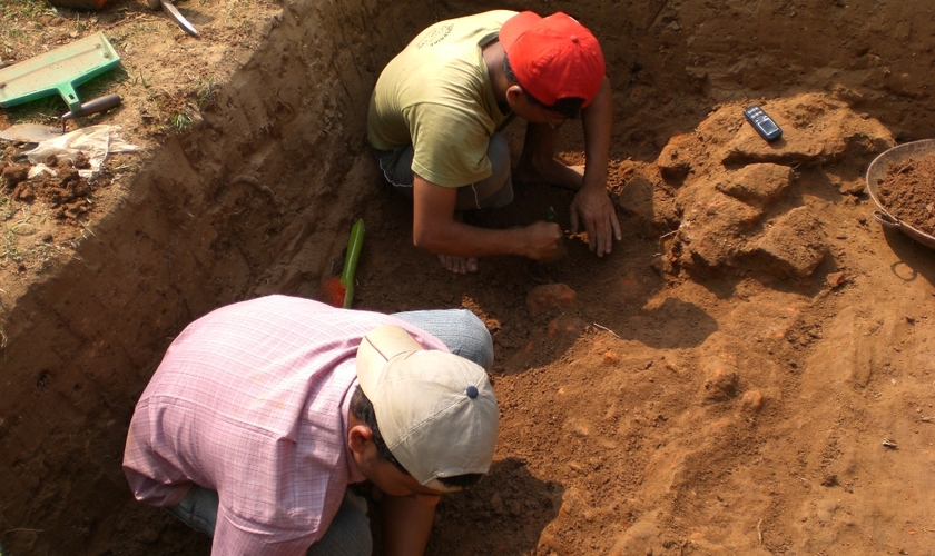 Imagem ilustrativa de arqueólogos em Boteshwar. (Foto: Wikimedia Commons/Shehab)