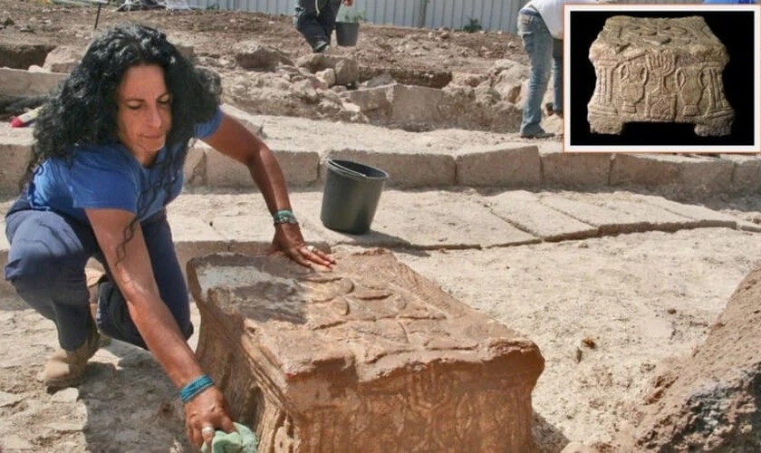 Arqueóloga Dina Avshalom-Gorni trabalhando numa sinagoga descoberta em Migdal, Israel, em 2009. (Foto: Cortesia da Universidade de Haifa e Yoli Schwartz/ Autoridade de Antiguidades de Israel)