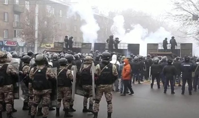 Soldados tentam conter protestos nas ruas. (Foto: Captura de tela/Aljazeera)
