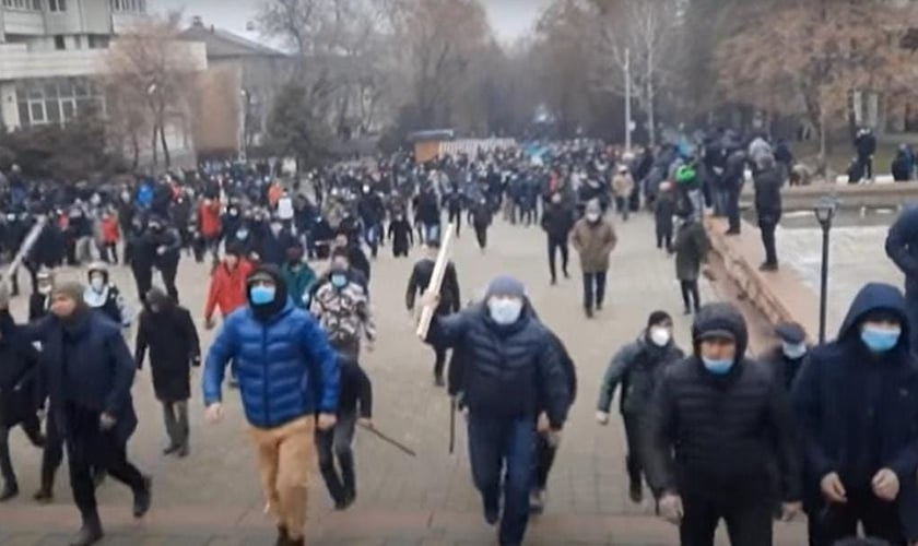 Manifestantes no Cazaquistão. (Foto: Captura de tela/Euronews)